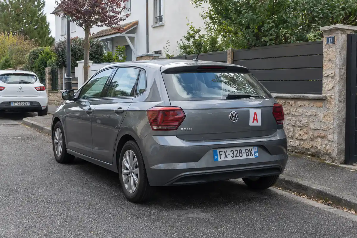 Permis probatoire : une voiture portant le signe A rappelle le thème de l’article, consacré à sa durée, ses points et ses règles.